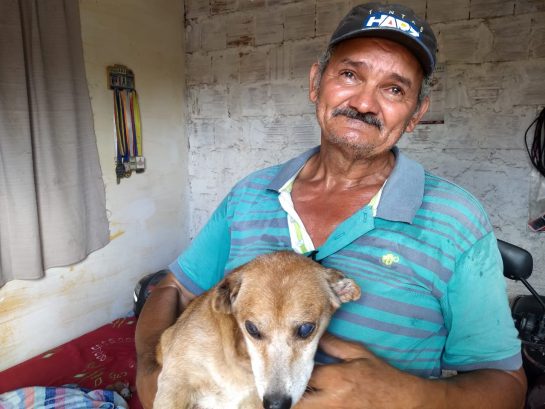 Após perder casa em incêndio, pedreiro se emociona ao encontrar seu cachorrinho