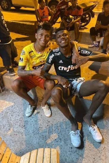 Torcida do São Paulo se revolta com Arboleda com camisa do Palmeiras e pede demissão