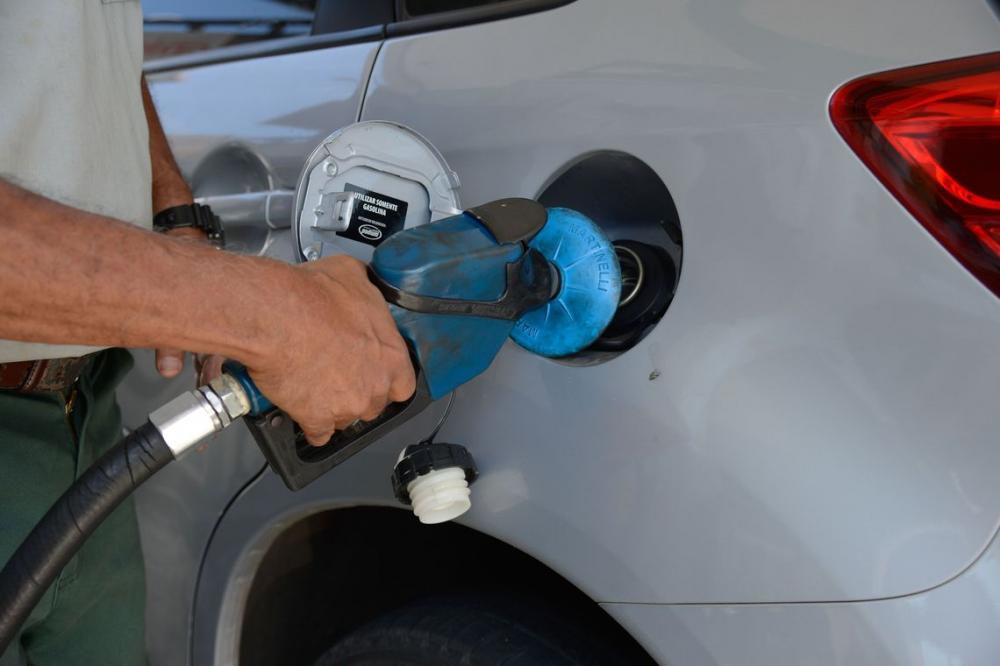 Preço máximo da gasolina no Brasil bate recorde e atinge R$ 5,85