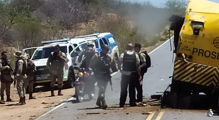 Casa Nova: Bandidos explodem carro-forte em Casa Nova (BA)