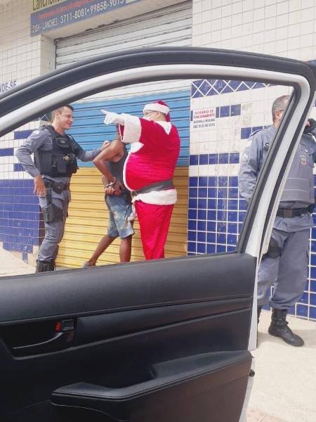 PM vestido de Papai Noel prende condenado durante entrega de presentes 