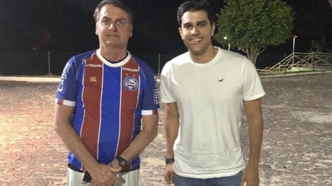 Vereador de Salvador presenteia Bolsonaro com camisa do Bahia