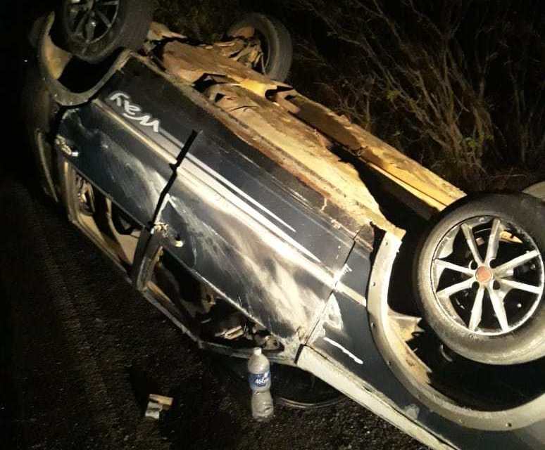  Veículo capota várias vezes após passar por cima de jumento que estava deitado na pista