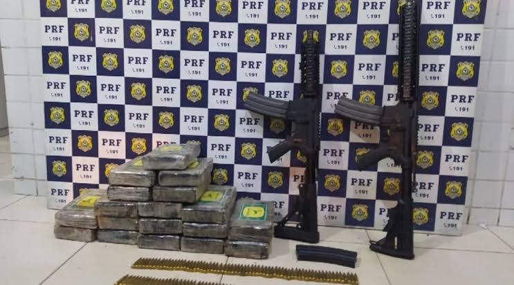 Casal é preso com fuzis, carregadores, munições e cocaína na BR-116, em Feira de Santana-BA