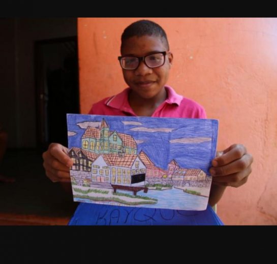 Menino vende desenhos no portão de casa para ajudar a família e comprar telas