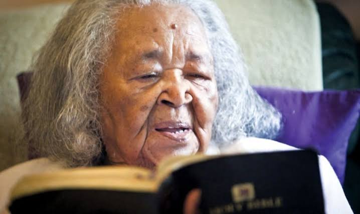 Aos 105 anos, idosa continua pregando toda semana: “Jesus em primeiro lugar”