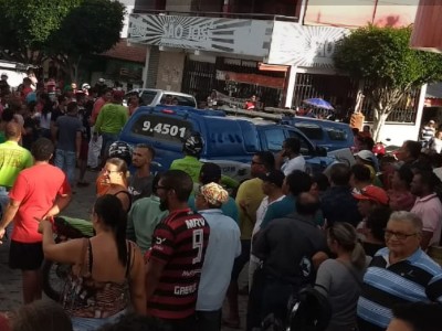 Dois jovens são executados dentro de lanchonete no centro de Uauá-BA