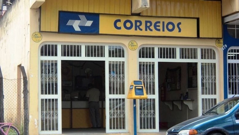 Privatização dos Correios pode gerar 40 mil demissões e Bolsonaro não sabe o que fazer