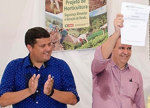 Deputado destinou 02 ambulâncias, 01 ônibus e R$4,5 milhões para calçamento