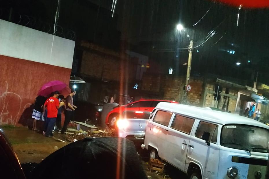 Carros ficam empilhados durante tempestade no Barreiro, em BH