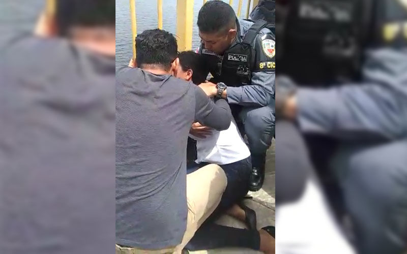 Mulher de pastor tenta se jogar de ponte após flagrar marido com travesti