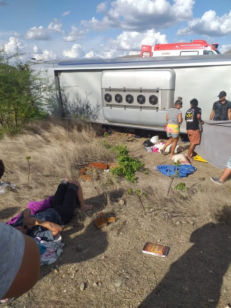 Grave acidente com ônibus na Br 116 próximo a Bendegó – Canudos deixa 04 vítimas mortas e vários feridos.