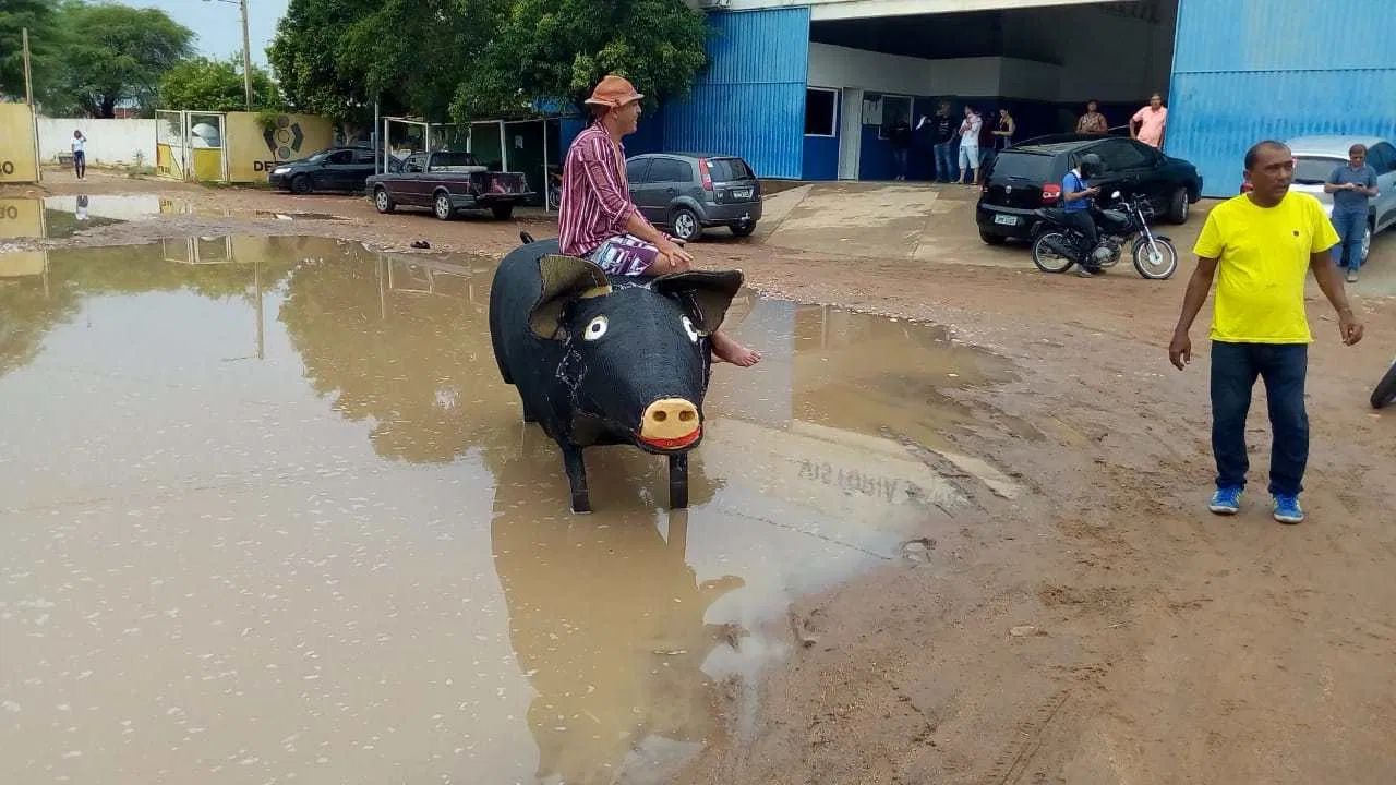 Depois da “Muriçoca Gigante”, um porco: Em Juazeiro, escultor volta a usar sua arte para protestar