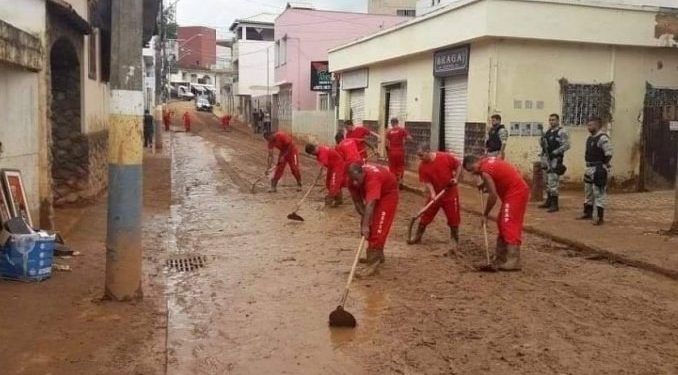 Juiz manda presos limpar cidade mineira devastada pela chuva