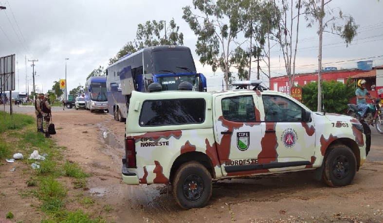 PM prende passageiro com cocaína e maconha em ônibus na BA-120, em Valente; drogas seguiam de SP para Cansanção (BA)