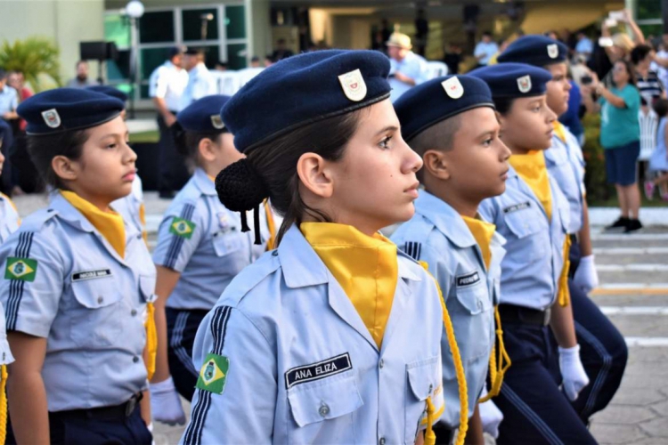 MEC impõe cabelo preso a meninas e proíbe piercings e cabelos pintados a garotos em escola cívico-militares