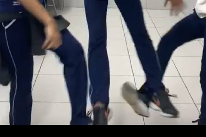 Alerta: Menina morre ao cair e bater a cabeça durante a 'brincadeira da rasteira' na escola
