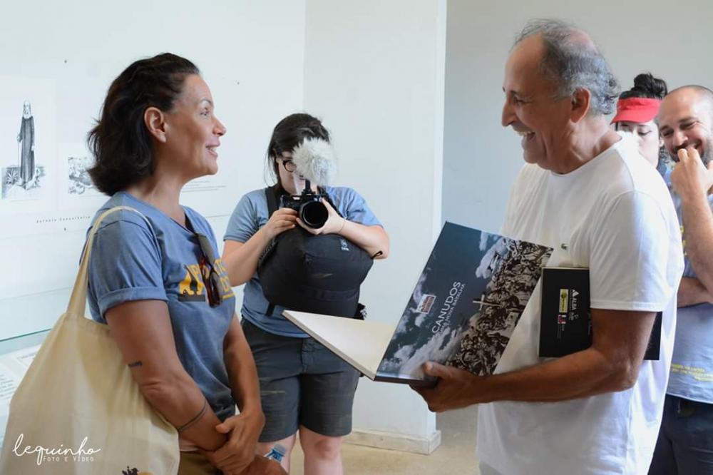 A atriz Carolina Ferraz visitou a UNEB em Canudos