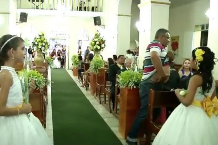 Vídeo: homem invade igreja durante cerimônia de casamento e atira em três pessoas