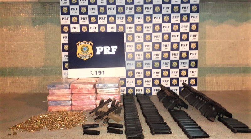 Casal é preso com 36 pistolas, 2 mil munições, 74 carregadores e quase 50 kg de crack em caminhão na Bahia
