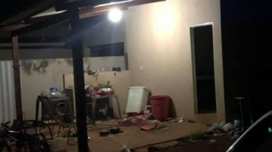 Homem preso por agredir mulher sai da cadeia e atira contra filhos de 3 e 4 anos por vingança