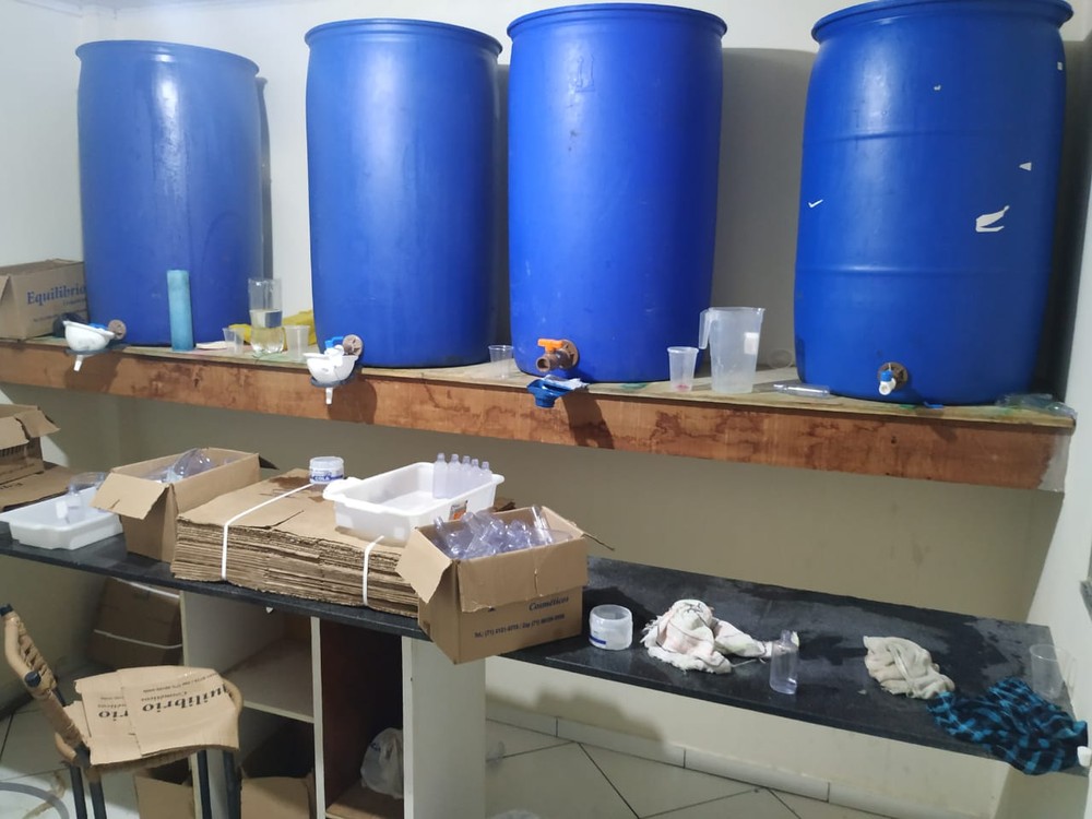 Polícia descobre fábrica clandestina de álcool em gel falso na Bahia