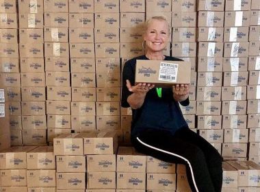 Após doar R$ 1 milhão ao SUS, Xuxa entrega 300 mil sabonetes para comunidades