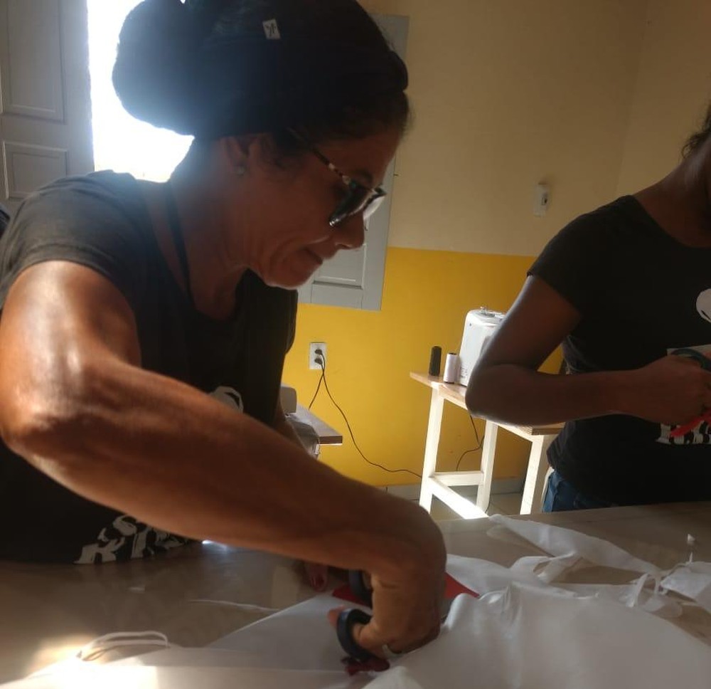 Parceria entre fábrica de camisas e projetos sociais rende 548 máscaras para moradores do sertão da Bahia