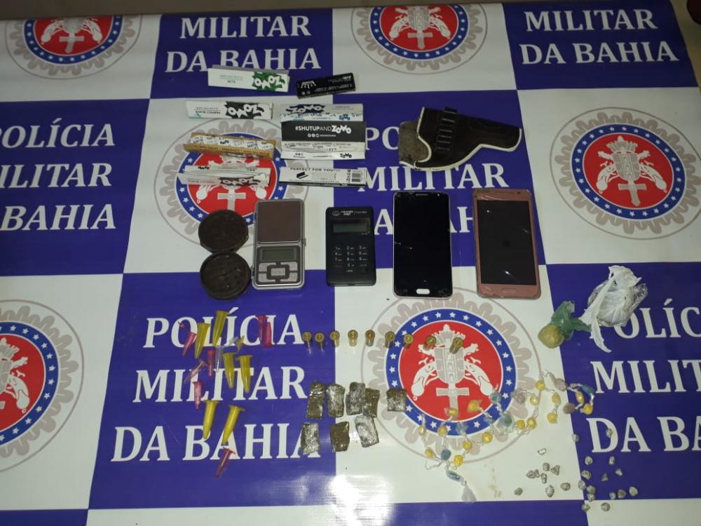 Dupla é presa por tráfico de drogas e porte ilegal de arma de fogo em Jeremoabo-BA
