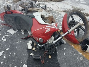 Dois homens morrem após moto bater em carreta no interior da Bahia