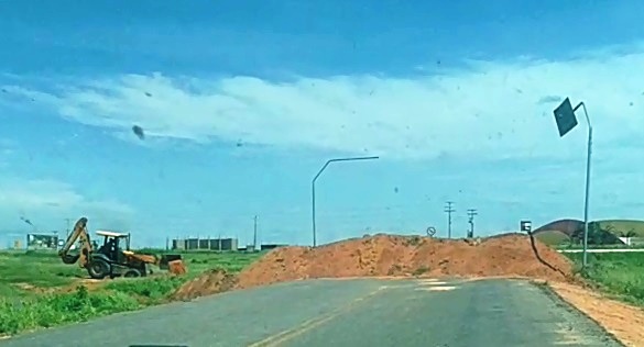 Para facilitar barreira sanitária, Prefeitura de Tucano isola principal acesso a Caldas do Jorro