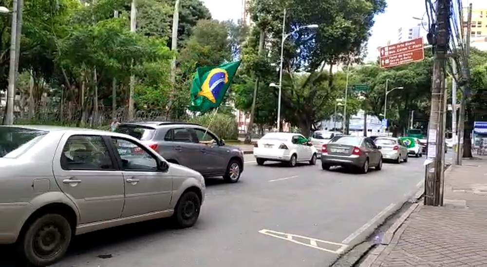Manifestantes fazem carreata em Salvador