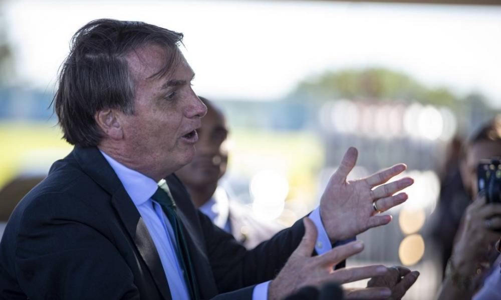 Bolsonaro diz que não é coveiro para saber número de mortos por coronavírus