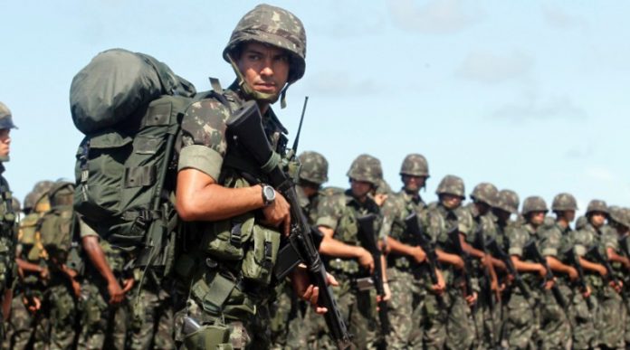 Jovem xinga Exército no Twitter e recebe resposta inesperada