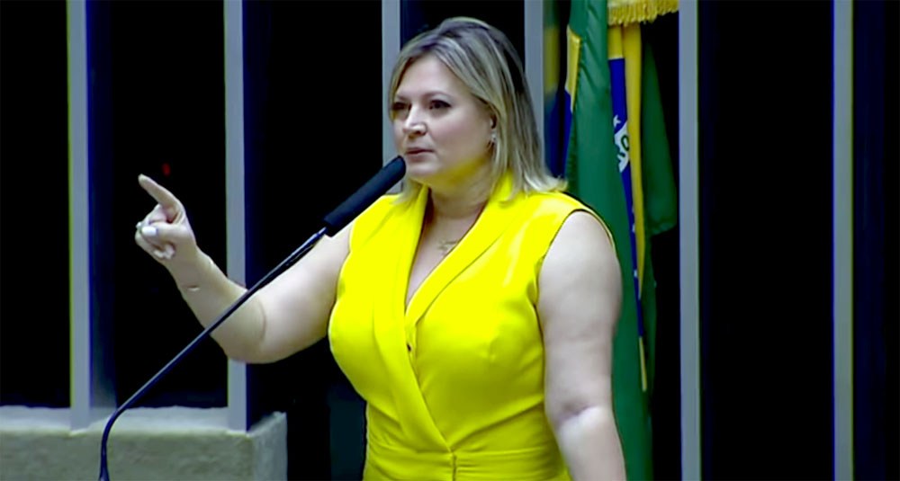 Líder do PSL, Joice protocola impeachment de Bolsonaro por tentar obstruir investigação de filhos