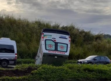 Monte Santo: Ambulância de prefeitura capota em trecho da Br324