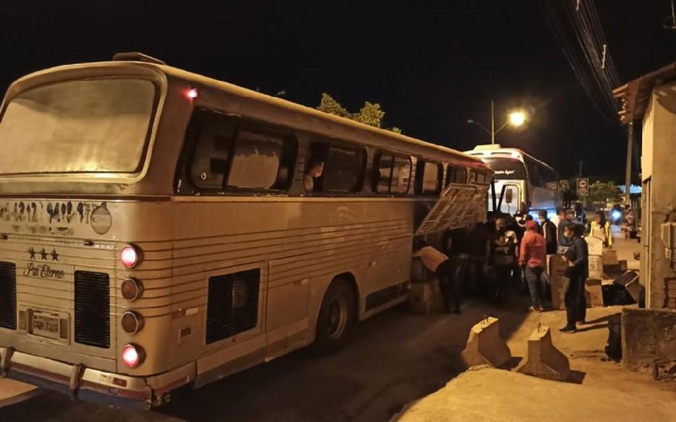 Ônibus clandestinos com 92 passageiros que saíram de SP são apreendidos na BA