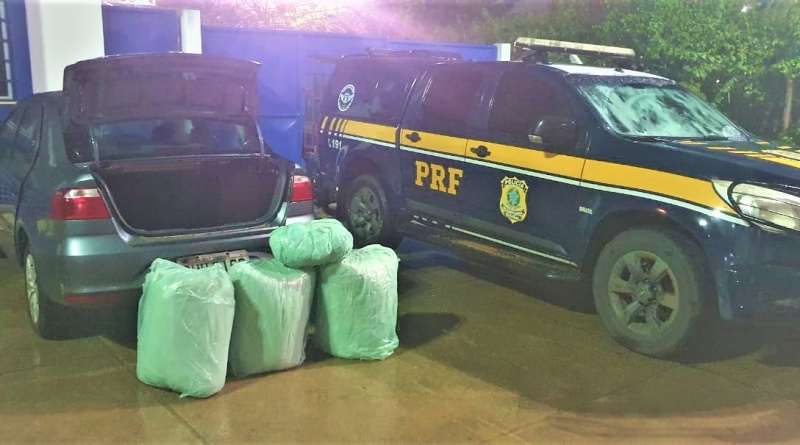 PRF prende suspeito de tráfico e mulher transportando 100 Kg de maconha na BR- 116 em Canudos-BA