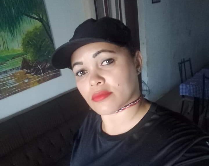 Mulher morre eletrocutada ao usar celular conectado na tomada, em Triunfo-PE