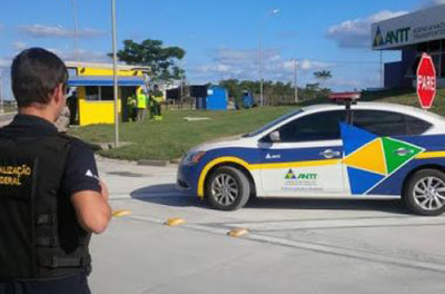 Ônibus clandestino que seguia de SP para a Bahia é apreendido em Vitória da Conquista