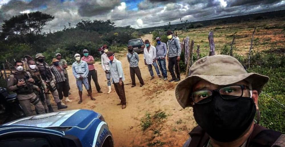 Canudos: Moradores da comunidade Bom Jardim fecharam as vias de acesso a região