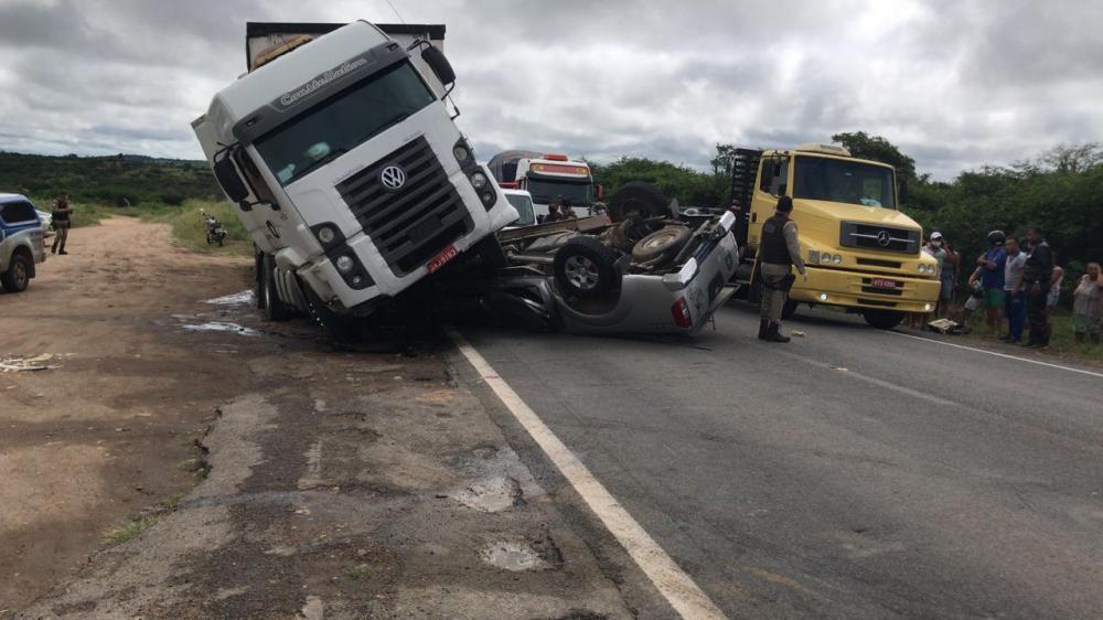 Grave acidente próximo a Teofilândia deixa duas pessoas de Araci mortas na BR-116/Norte