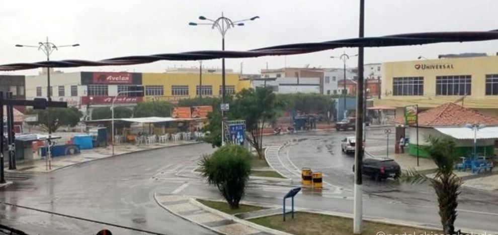 Homem é preso após ameaçar pedestres com um facão no centro de Paulo Afonso