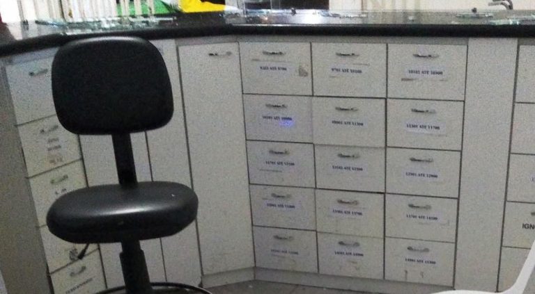 Homem quebra vidro em hospital de Riachão do Jacuípe após recepcionista pedir pra ele usar máscara