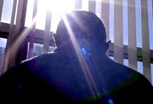 Vida destruída: Pai fica três anos preso injustamente após filha inventar estupro