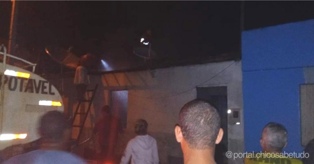 Casa pega fogo e vizinhos usam caminhão-pipa para apagar as chamas em Jeremoabo-BA