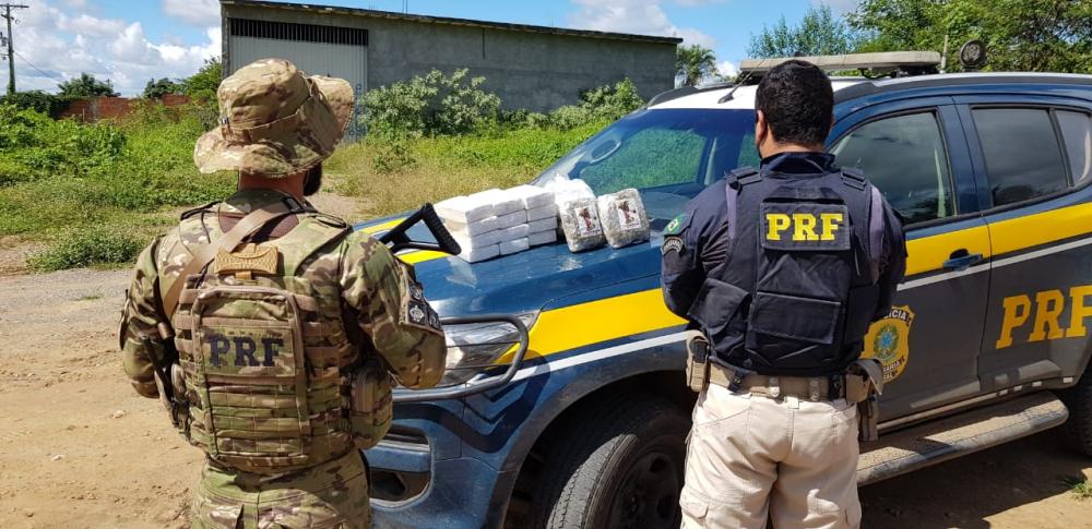 PRF apreende em Euclides da Cunha cloridrato de cocaína e skunk e prende trio de traficantes