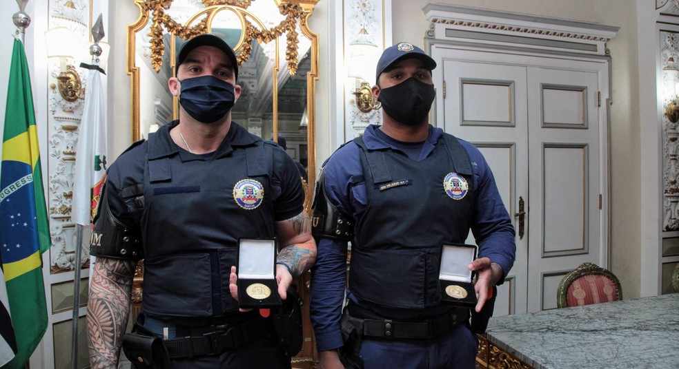 Guardas humilhados por desembargador ganham medalha por conduta exemplar