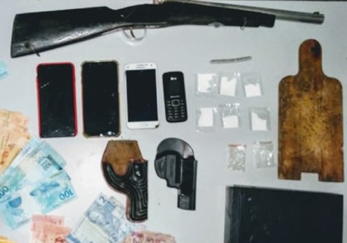 Dupla é presa com drogas, arma de fogo, e dinheiro, em Euclides da Cunha-BA