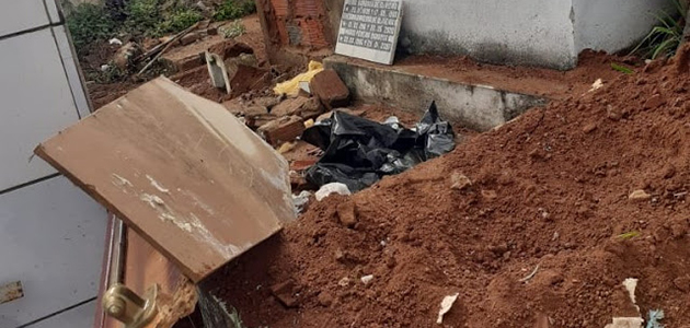 Homem invade cemitério, abre túmulo e retira corpo da mãe, vítima de Covid-19